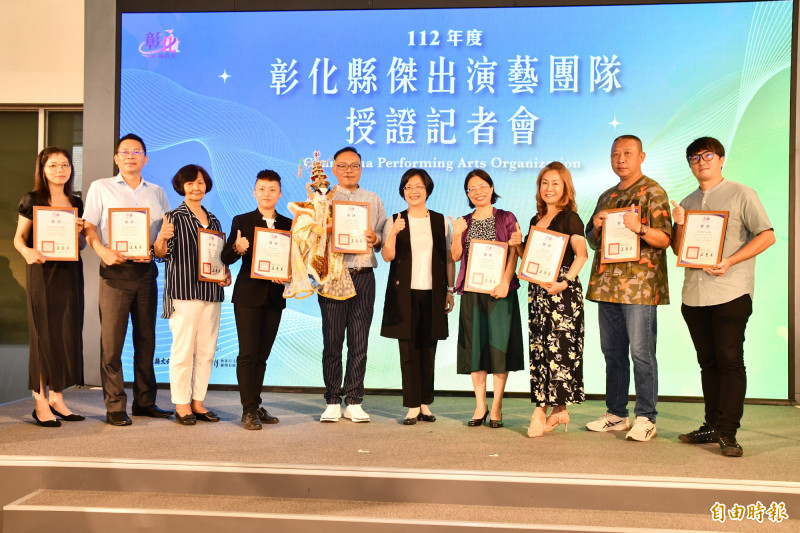 Director Kuo, Yueh-mei was originally a radio host and founded Pingpengcao Theatre Troupe