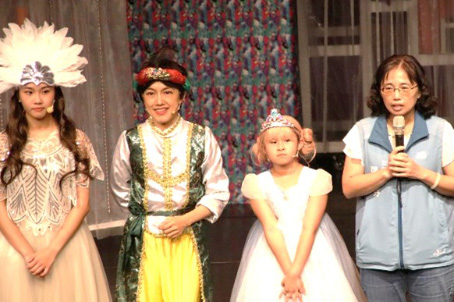 The Director of the Cultural Affairs Bureau gave a speech at the troupe's public performance