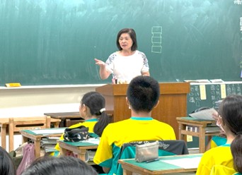 The community director came to our school and talked with us face to face. She not only had a deep understanding of the school's early development, but also answered all of our questions patiently.