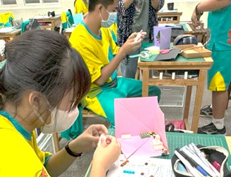 Troupe Leader Kuozi also guided us in using simple, everyday materials to create theatrical scenes of different corners of our campus.