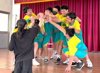 With the director's guidance, different school settings could be presented in flexible ways on what had once been an empty stage.