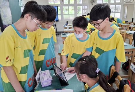 Classmates took turns experiencing the games in groups and exchanged ideas