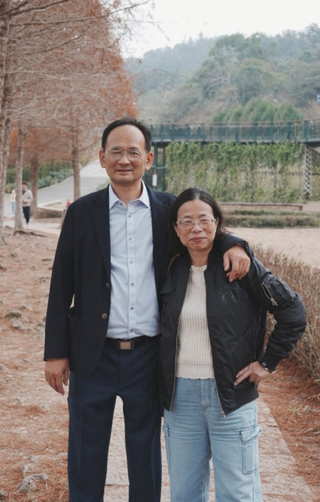 周大哥是郭子團長的家人，也是劇團工作上最得力的合作夥伴