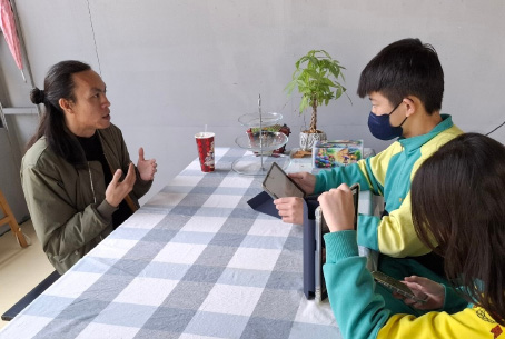 Chang-Sing Junior High School CyberFair student (right) interviewing the director (left)