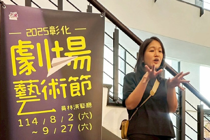 Ms. Liu sharing stories of her guidance at Yuanlin Performance Hall