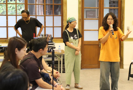 Troupe Leader Kuo, Yueh-mei and Ms. Liu sharing behind-the-scenes stories; we felt the hardship and passion of creation