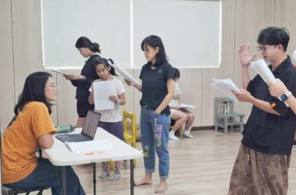 Watching the members listen intently to Ms. Liu's plot explanation, we are also filled with anticipation for the performance