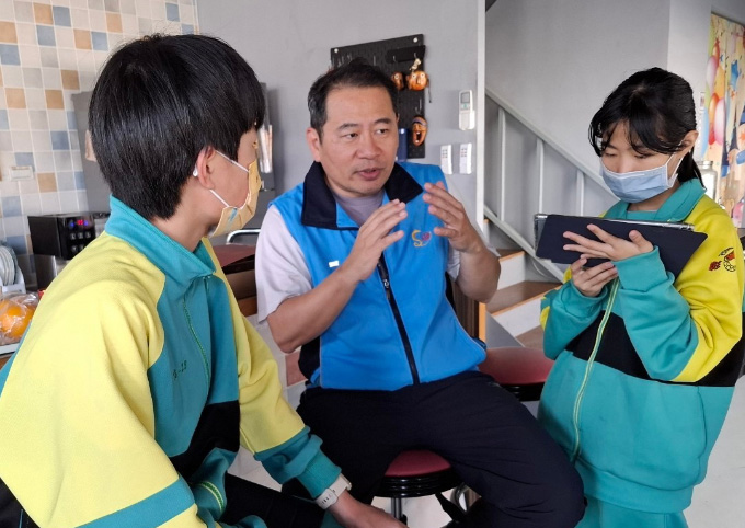 Ma, Jui-hung (center) generously shared his theater journey with us