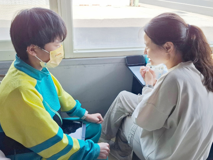We interviewed actor Chou, Yu-ting at the troupe studio (right)
