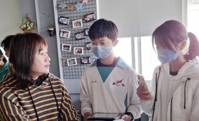 We used mobile phones and tablets to record Shih, Fang-yi's interview