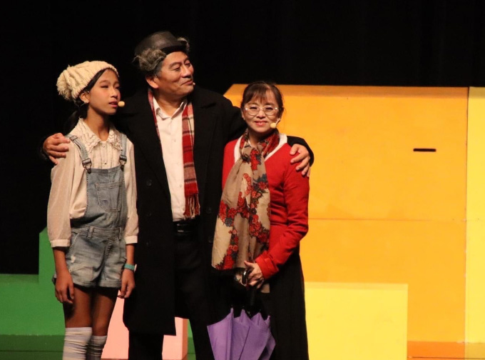 Chuang, Yung-ching (left) is an eighth-grade student and has participated in performances for four years