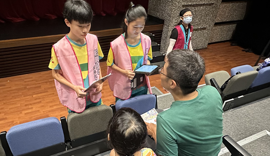 Interacting with the audience before the performance