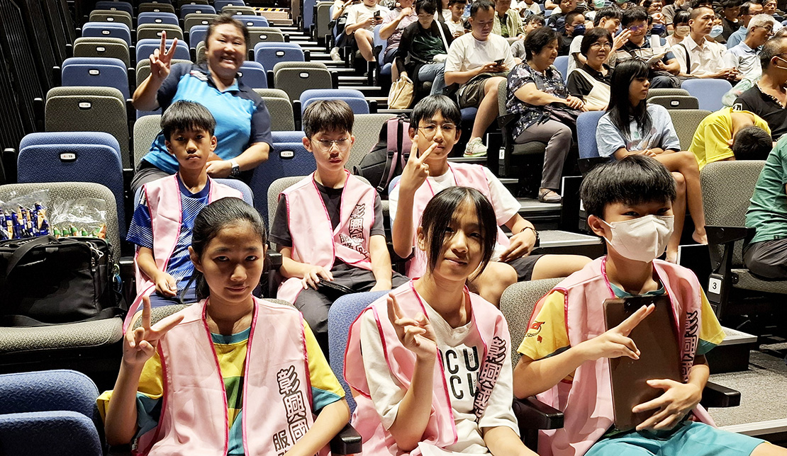 Preparing to watch the performance and group photo after the show