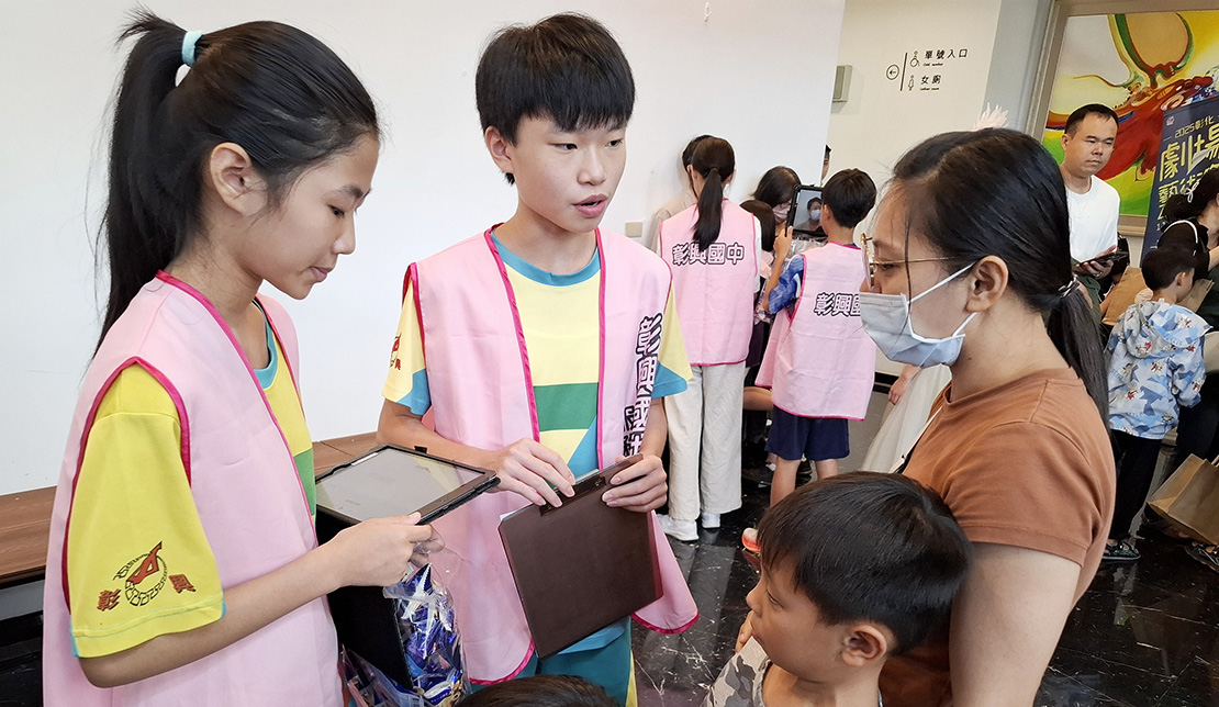 Interviewing audience members and conducting questionnaire surveys after the performance