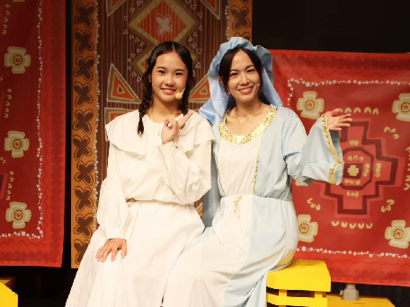 The mother (right) and cousin (left) of CyberFair team members Chuang, Yung-ching and Chuang, Yung-hsiang took part in the performance of 1002 Nights