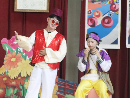 Lin, Wei-hung (left) always plays an indispensable comedic role in the play