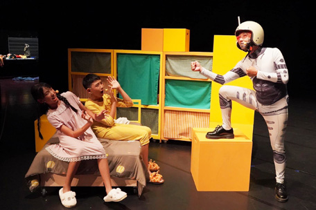 CyberFair members Chuang, Yung-hsiang and Chuang, Yung-ching have also performed on stage with their mother, Chen, Hsiao-ying
