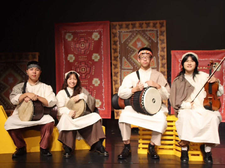 For the first time, they challenged themselves by integrating a live band into the performance of One Thousand and Two Nights