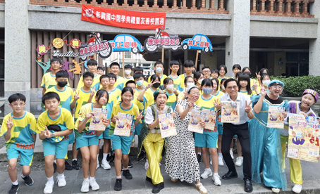 Troupe members came to our school and interacted with students.